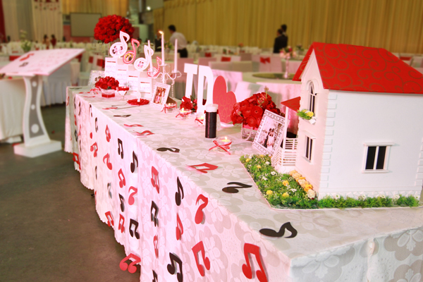 5 cách trang trí lối lên sân khấu cưới lãng mạn